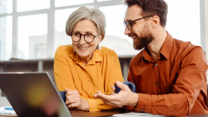 Comment apprendre l’informatique à son rythme après la retraite ?