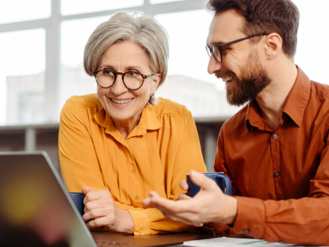 Comment apprendre l’informatique à son rythme après la retraite ?